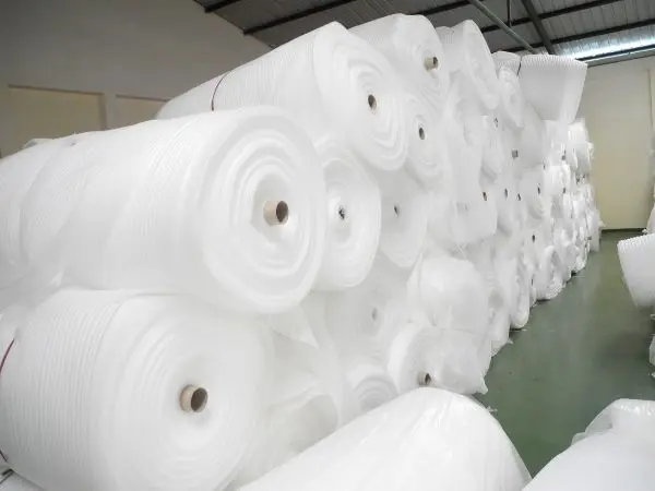 eva vs pe foam bề mặt foam trắng dạng cuộn cận cảnh