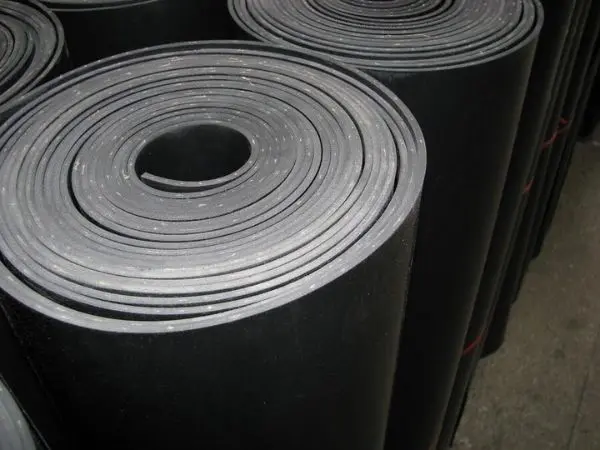 cao su NBR là gì dạng cuộn màu đen chịu dầu