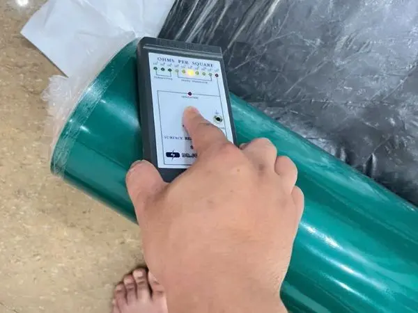 điện trở thảm chống tĩnh điện được kiểm tra bằng máy đo bề mặt