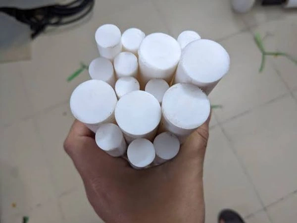 teflon ptfe là gì dạng cây nhựa tròn màu trắng