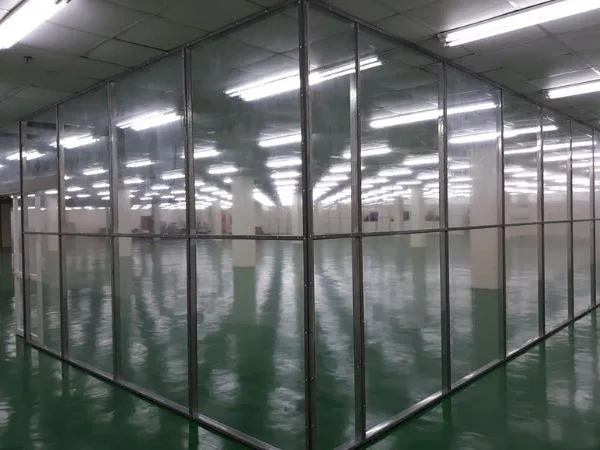 màng PVC làm vách ngăn cố định bằng khung kim loại