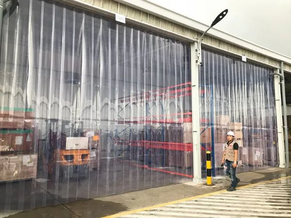 rèm PVC trong suốt tại cửa kho nhà xưởng