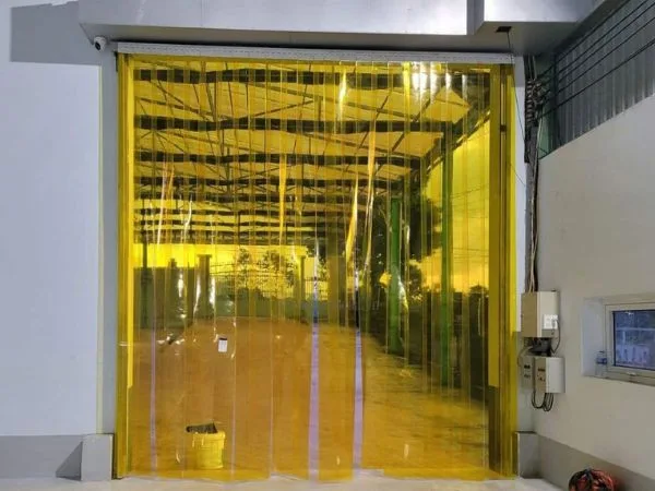 màng PVC làm vách ngăn dạng rèm dải màu vàng