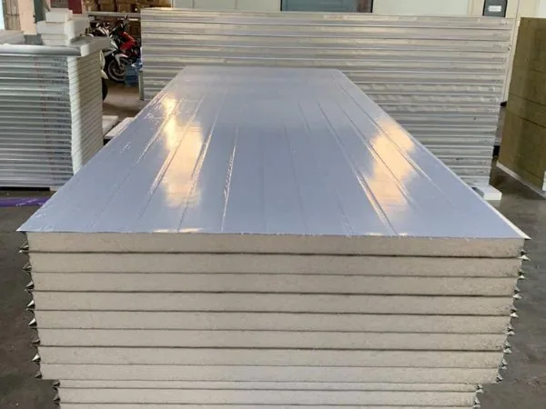 panel cách nhiệt dạng tấm xếp chồng trong kho