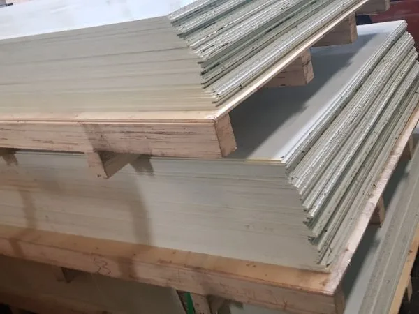 PVC cứng dạng tấm màu trắng xếp trên pallet