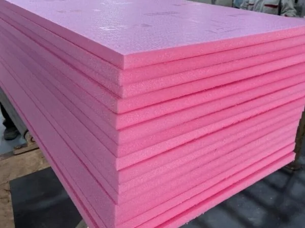 tấm xốp XPS màu hồng xếp chồng trong kho