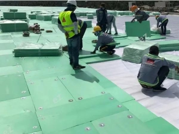 thi công tấm xốp XPS trên bề mặt mái