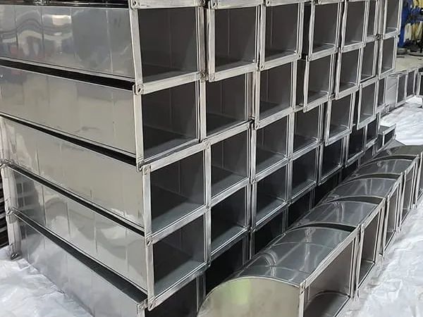 ống gió cứng dạng vuông nhiều kích thước xếp trong kho