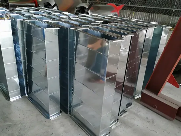 ống gió cứng chữ nhật bằng kim loại xếp trong xưởng