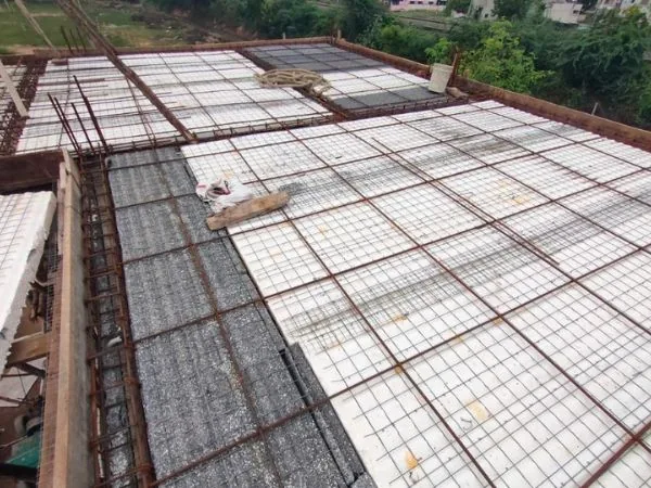 tấm EPS màu trắng bố trí dưới lưới thép sàn công trình
