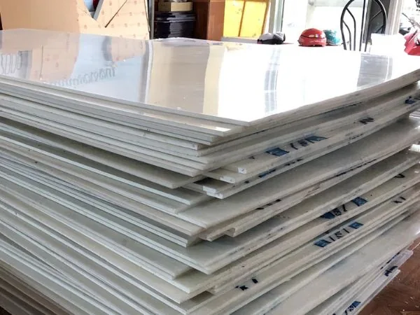 tấm nhựa PP màu trắng dạng phôi xếp trong kho