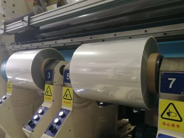 các cuộn màng PETG trong suốt trên máy gia công