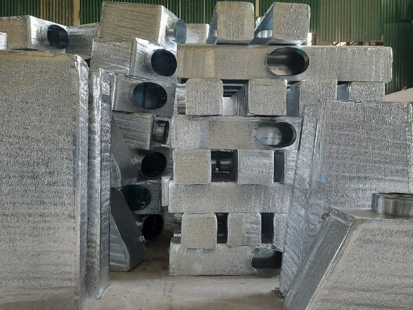 các đoạn ống gió cứng bọc lớp cách nhiệt xếp tại kho